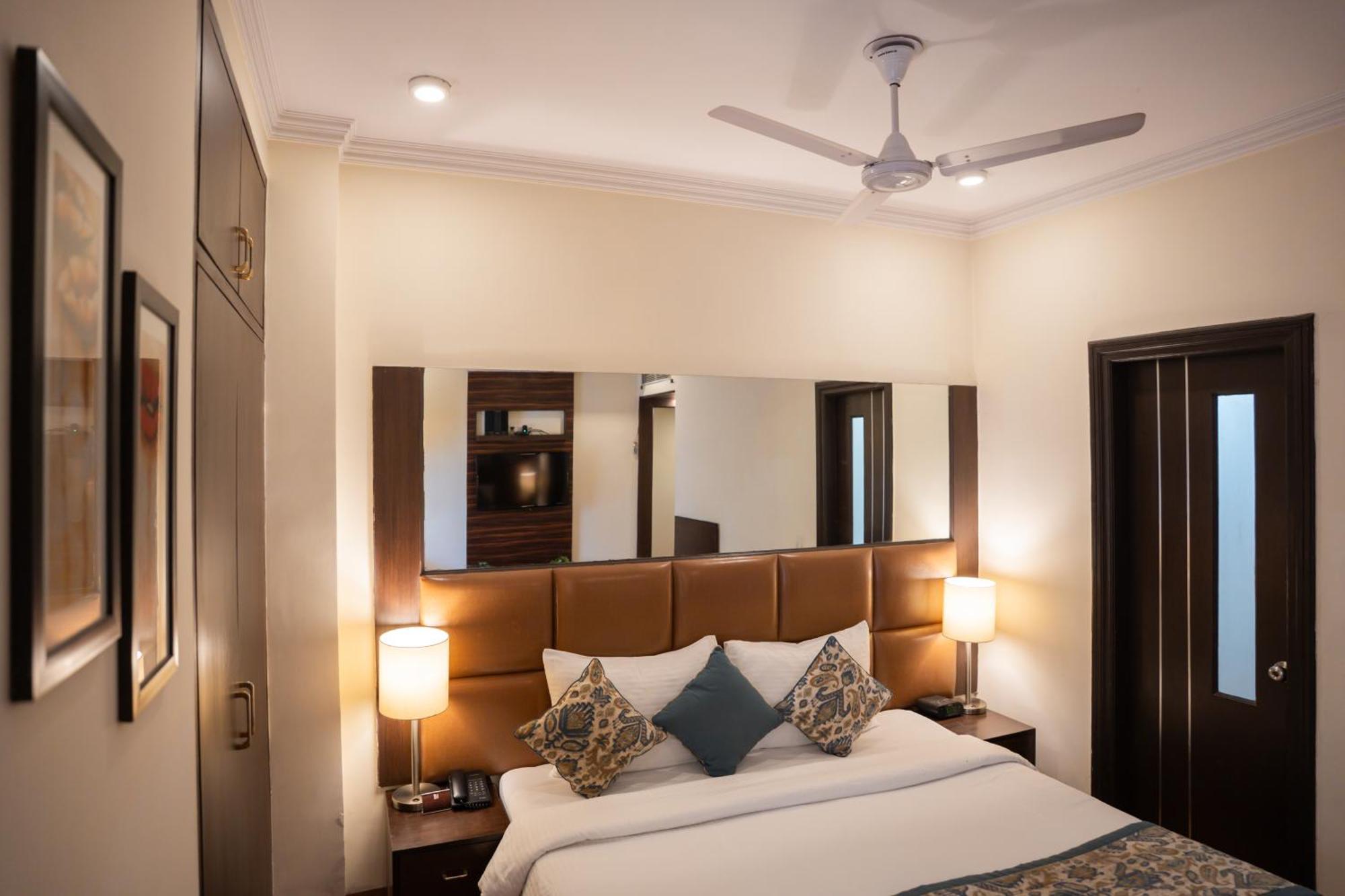 Ahuja Residency Cyber City II Gurgaon Exterior photo
