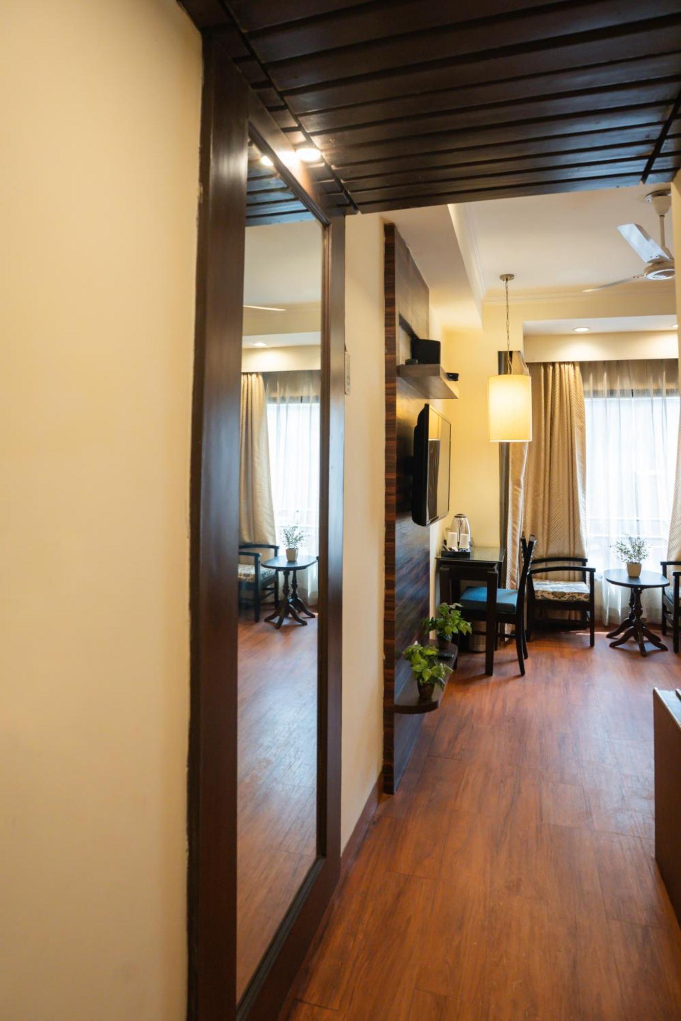 Ahuja Residency Cyber City II Gurgaon Exterior photo