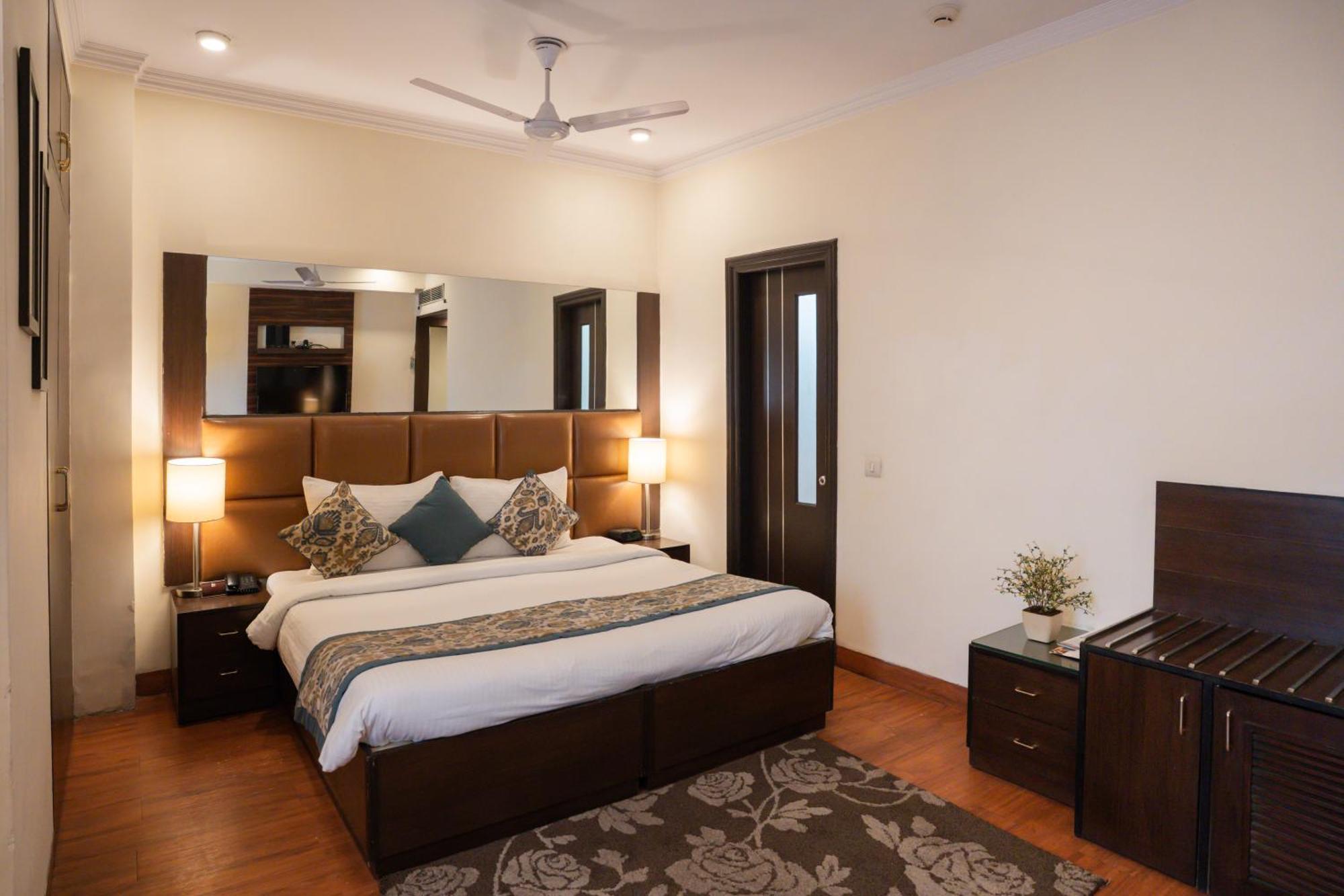Ahuja Residency Cyber City II Gurgaon Exterior photo